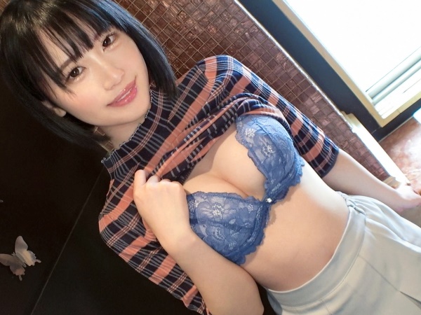 【素人美少女の秘密】激カワ美少女の超キツマンが愛液で大洪水♡ 指一本でもキツキツなのに、濡れ濡れでトロけるマンコがエロすぎ！ 敏感すぎるカラダが愛液ダダ漏れでヤバい！