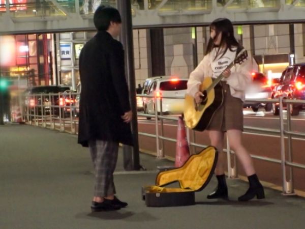 【素人ナンパ】路上ミュージシャンに100万投げ銭！彼氏持ちお姉さんが現ナマの誘惑に負けてホテルでSEX！背面座位から立ちバックまで、大胆なプレイで乱れまくる！！