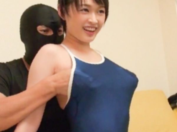 【ロリ顔美少女のスク水プレイ】『恥ずかしい…』水着からこぼれそうな美乳を揉まれ、赤面する童顔美女！スク水着衣のまま、エッチなプレイに挑戦♡ 制服とは違う水着姿が新鮮で、恥じらう表情が超かわいい！