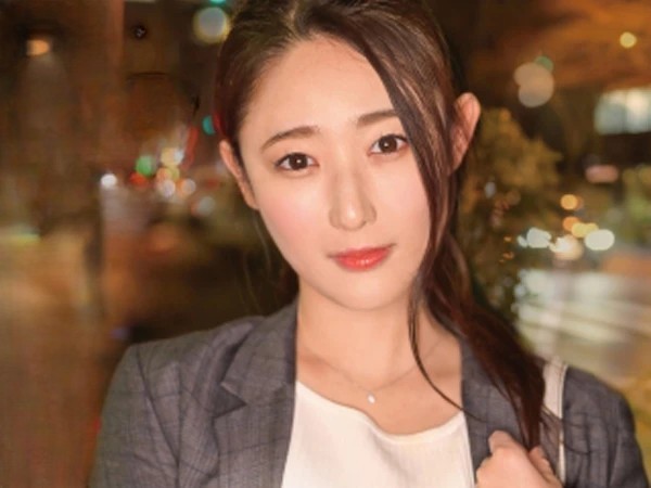 【昼休みナンパ】「仕事中なのに…」ランチ中のOLを口説き落とす!時間がないと焦る彼女も、チンコを見せれば仕事そっちのけで腰を振りまくる!会社では見せない本能むき出しのセックス!