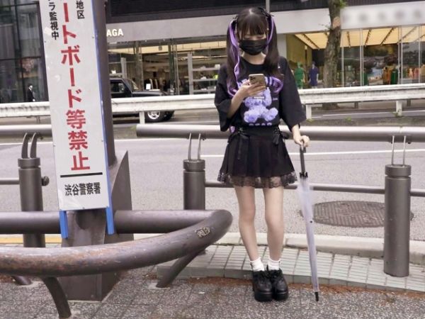 【家出少女の危険な誘惑】『おじさん…気持ち良すぎる…』細身で未発達なボディの美少女が、オイルまみれで激しく突かれ痙攣アクメ！ キツキツのマ○コがおじさんチ○ポを包み込み、止まらない快感に溺れる！