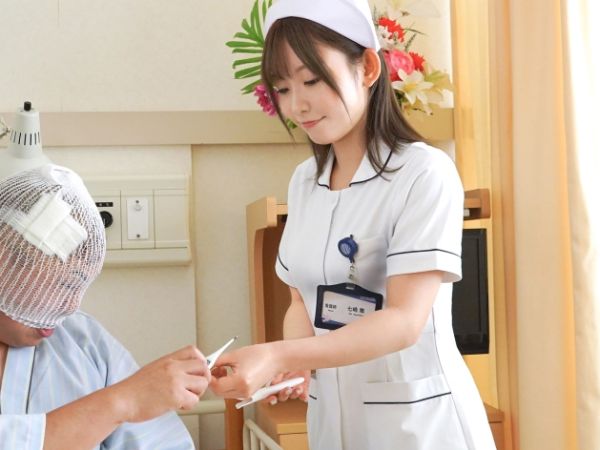 【欲情ナースの禁断看護】『患者さんの…大きくなっちゃって…』お世話中に勃起チ○ポを見つけちゃった看護師が我慢できずフェラから挿入！病院内で秘密のセックス♥