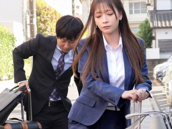【出張先で禁断の相部屋】『部下くん、私でいいの？』 憧れの女上司が痴女に変身！ 出張先の風呂場で、部下のチンポに貪りつく！ いつもはクールなのに、ベッドでは超エロい！ 部下の勃起チンポをしゃぶりまくり、風呂場で激しく求め合う！！ 仕事とエロのギャップにヤラれる！♡