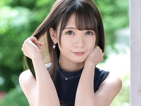 【生ハメ4P乱交】スレンダー美少女が男たちに囲まれて大乱交!キュートな笑顔が淫らに乱れ、おマンコから白濁液が溢れ出す激エロセックス♡