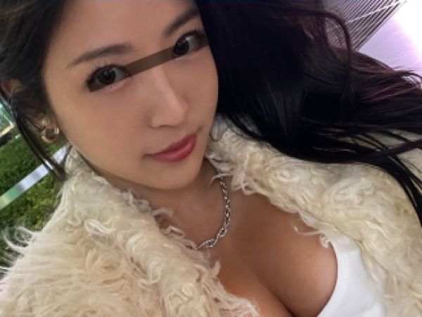 【美巨乳お姉さんの乱交流出】『彼氏じゃ物足りないの…』ゴージャスな美巨乳お姉さんが彼氏と一緒に他人チンポに挑戦！手コキ＆フェラでご奉仕し、彼氏以外の男たちとハメまくる！エロすぎる乱交映像がまさかの流出！！♡